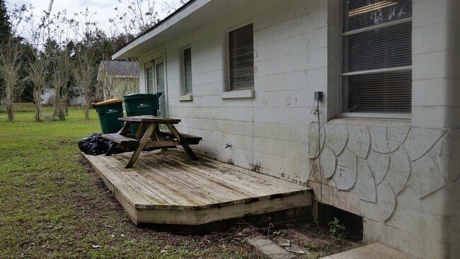 Building Photo - Lovely 2/1 home with beautiful natural wood interior