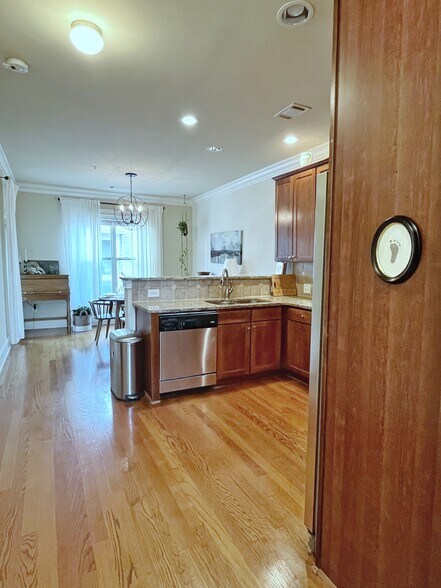 Building Photo - 6453 Chariot St