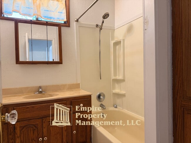 Building Photo - 537 NE Winchester St