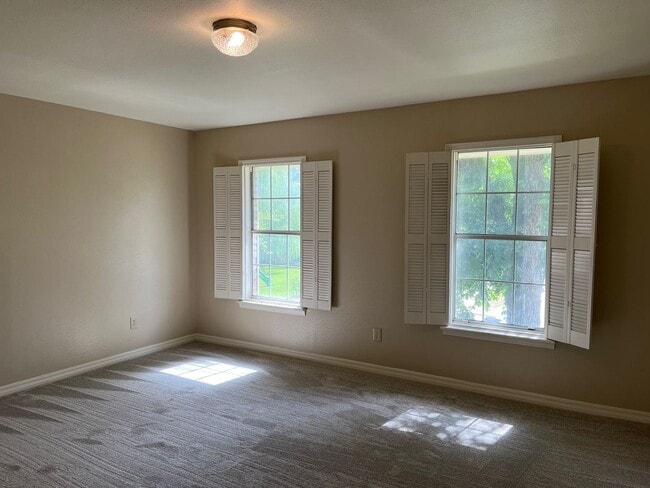 Building Photo - Beautiful Town South 4BR/4BA
