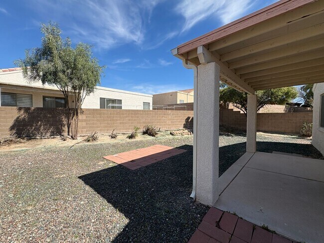 Building Photo - 3 Bed 2 Bath Rita Ranch Home
