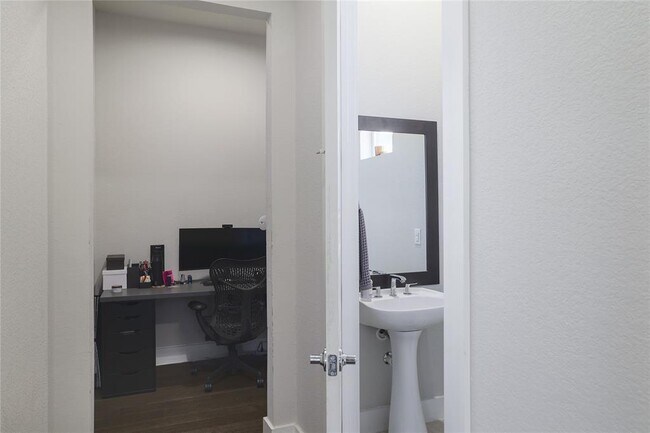 Building Photo - 6021 Seville Dr