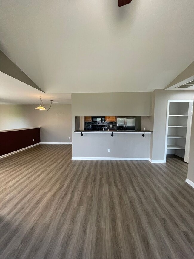 Building Photo - Bright Upper Condo with Garage | Near Shopping & Trails