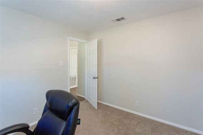 Building Photo - 7 Oak Dr