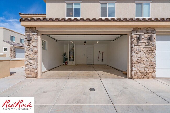 Building Photo - 3 Bedroom, 2.5 Bathroom Townhome in Ivins City