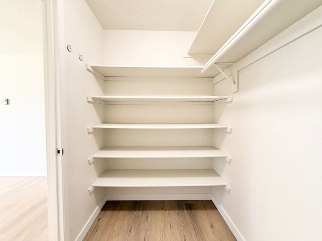 Building Photo - Lake Oswego 2 Bedroom Condo with $500 Move-In Incentive – Utilities Included!