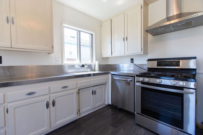 Building Photo - Lakewood Home, 2 Bedroom, 1 Bath with GREAT Backyard Space!