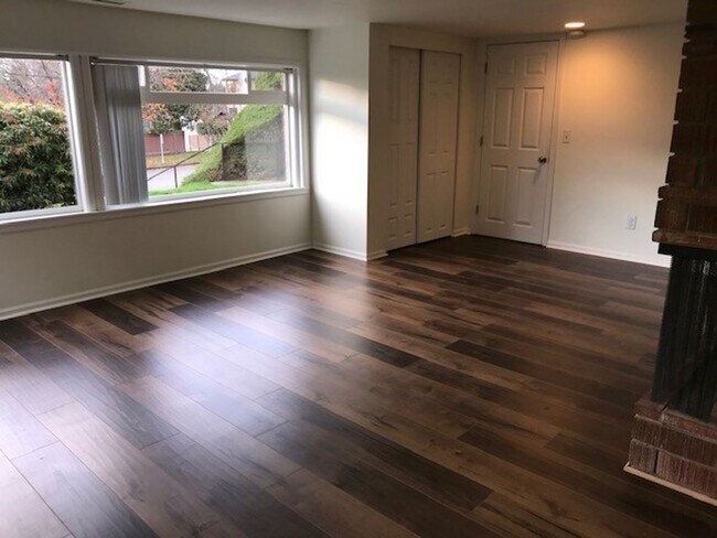 Building Photo - Pre-leasing-Beautiful Bryant Large Remodel...