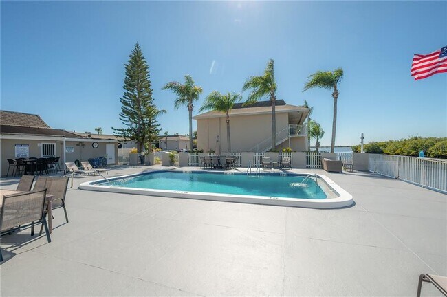 Building Photo - 8812 Bay Pointe Dr