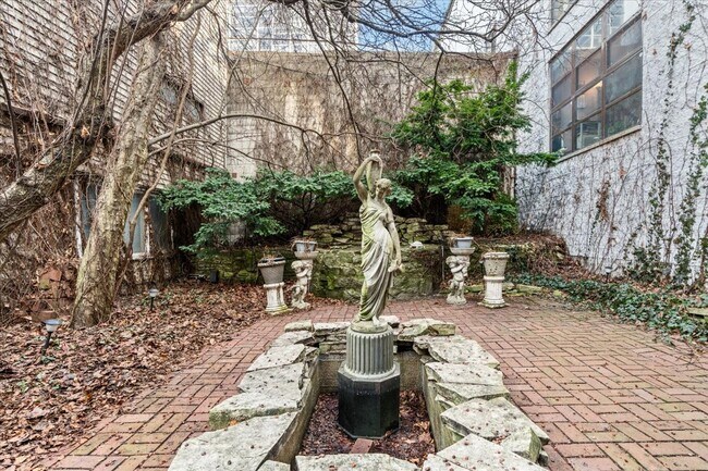 Building Photo - 1633 N North Park Avenue