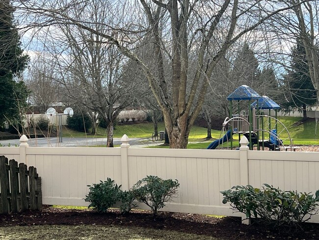 Building Photo - Excellent Location in Fishers Landing near...