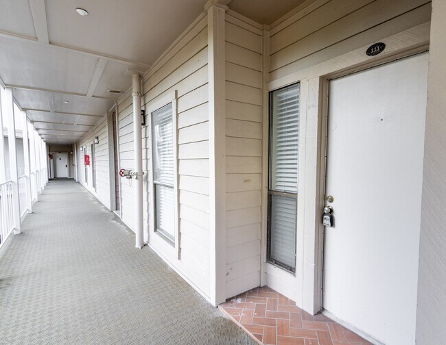 Building Photo - 401 Lakeside Ln