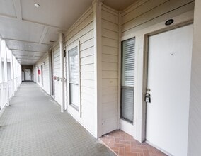 Building Photo - 401 Lakeside Ln