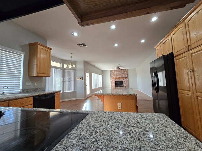 Building Photo - 6325 N Juliano Rd