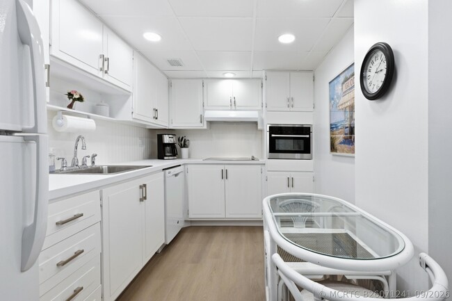 Building Photo - 3450 S Ocean Blvd