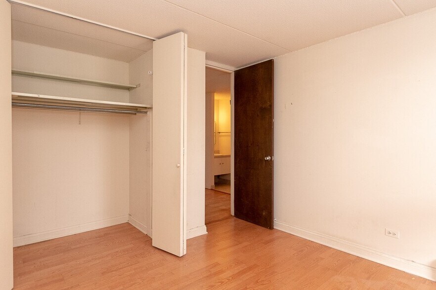 Building Photo - 629 W Wellington Ave