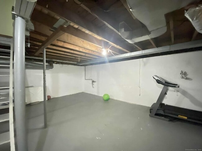 Building Photo - 19 Dartmouth Ln