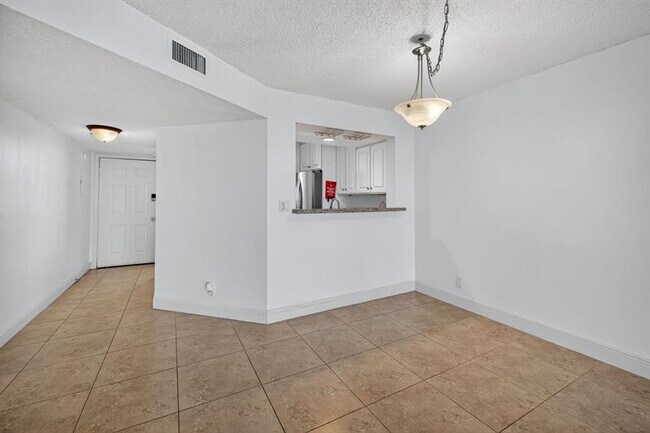 Building Photo - 115 Lake Emerald Dr