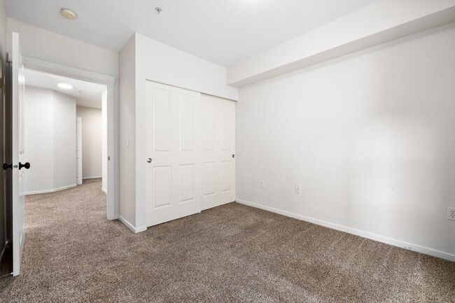 Building Photo - Beautiful 2 Bed 1.75 Bath Condo in Downtow...