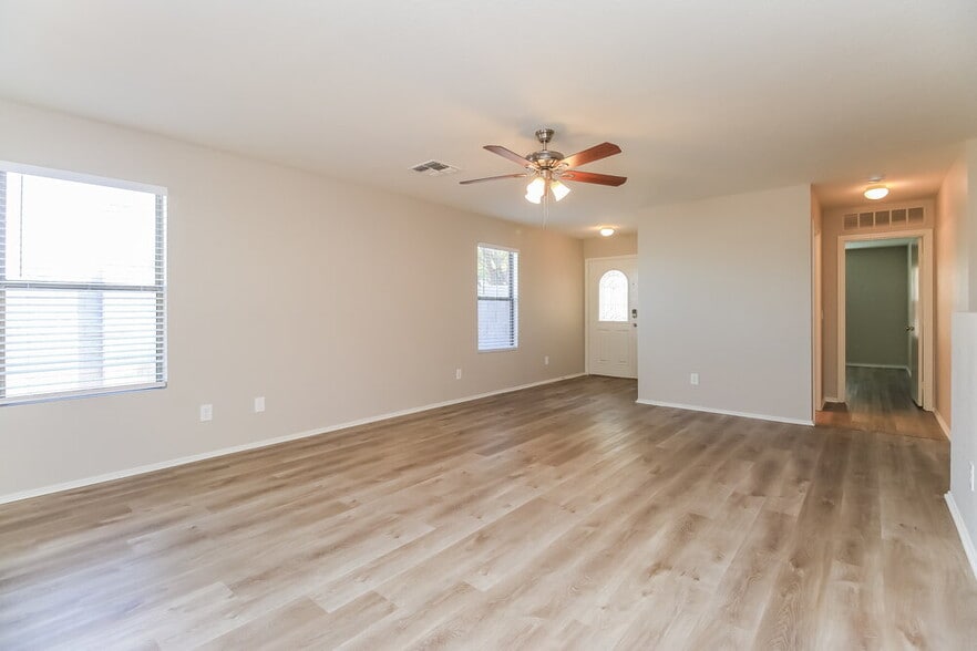 Building Photo - 1006 S Clancy Cir