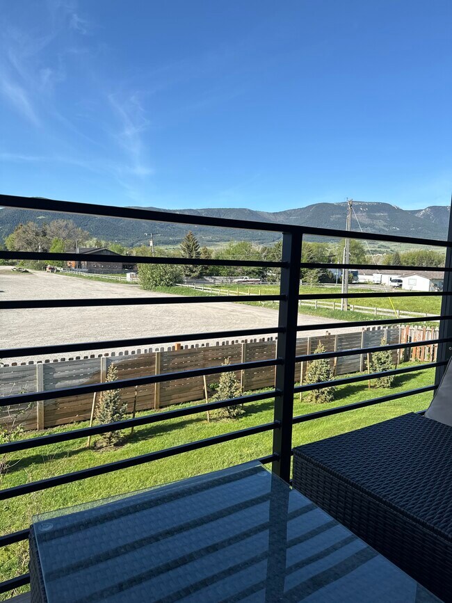 Building Photo - 2221 Willow Dr