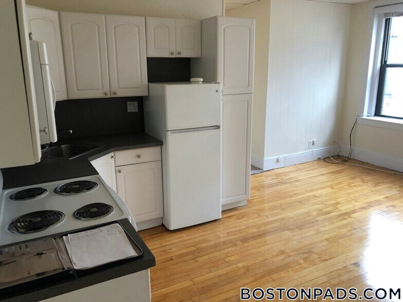 Building Photo - 437 Cambridge St