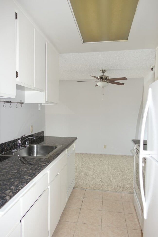 Building Photo - Great location near San Antonio Center shopping, convenient commute, Los Altos Schools