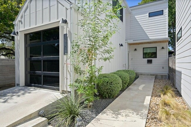 Building Photo - Best free standing 2 bed 2 bath House in great location