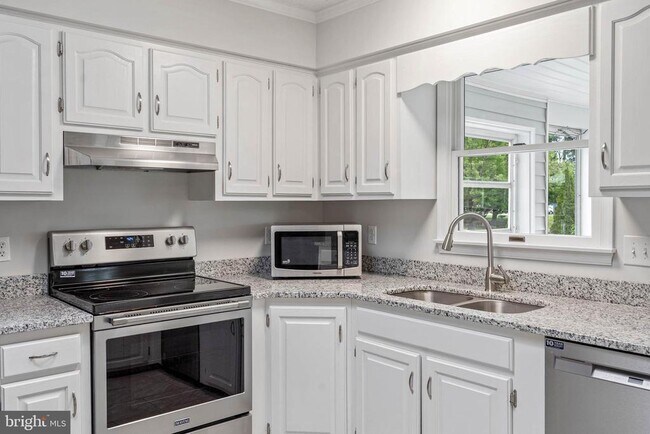 Building Photo - 37003 E Stoney Run