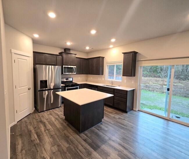 Building Photo - 3 Bedroom 2.5 Bath Home in Stanwood - Pet Friendly!