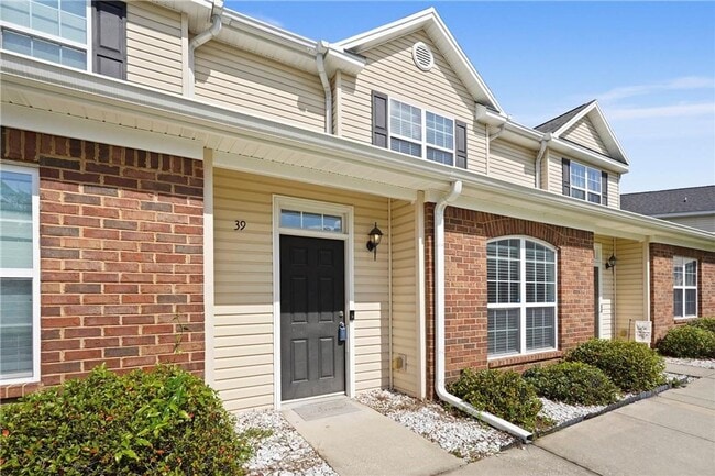 Building Photo - Spacious 3-Bedroom Townhouse in Prime Savannah Location!