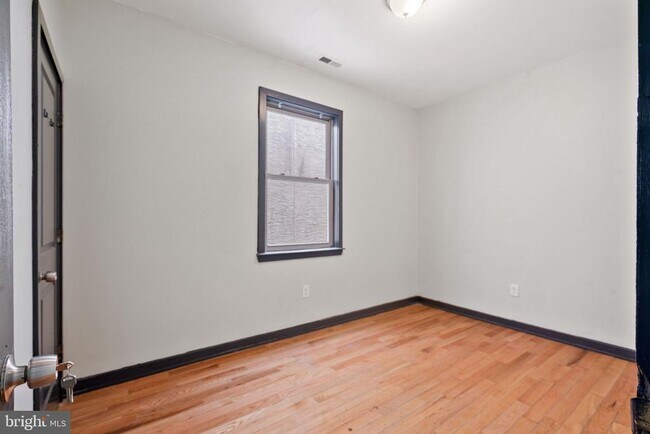 Building Photo - 1930 N Gratz St
