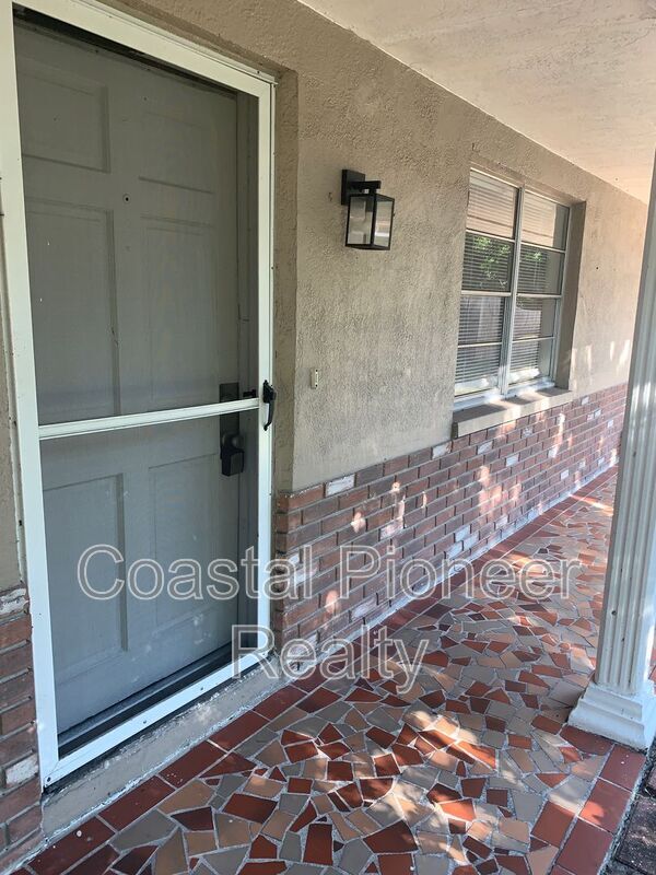 Building Photo - 5829 Elm St