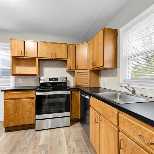 Building Photo - 9082 Louise St