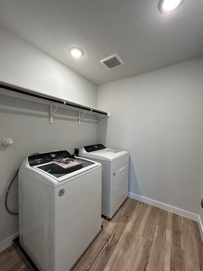 Building Photo - Walking Distance to Long Creek High School / Fridge, Washer & Dryer Included / Fenced in Yard / N...