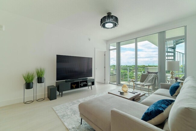 Building Photo - 111 SE 1st Ave