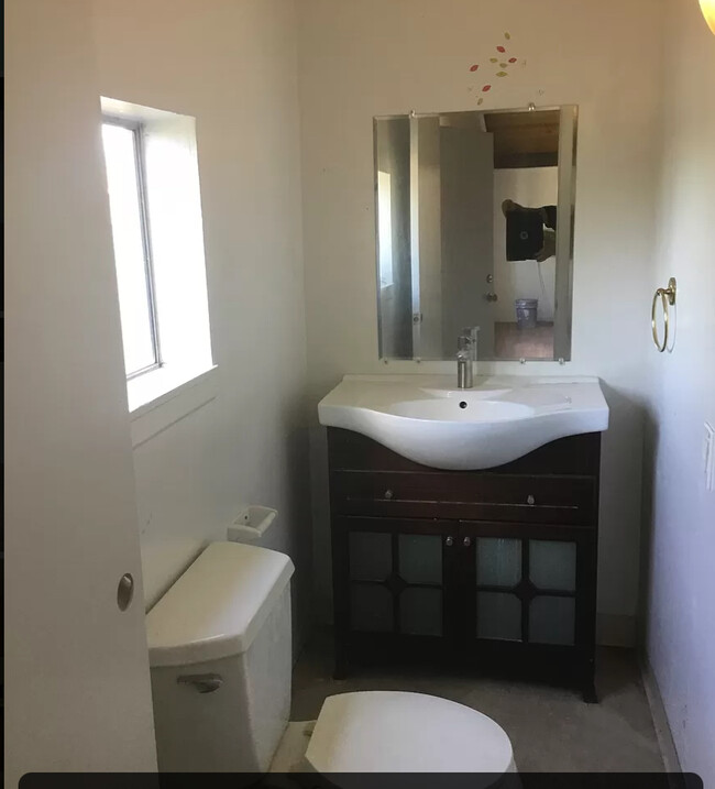 Small bath - 1134 Oro Dam Boulevard West