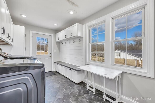 Building Photo - 708 S Rose Farm Rd