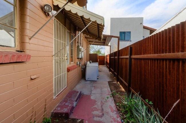 Building Photo - Private Home Steps away from U of A Campus!