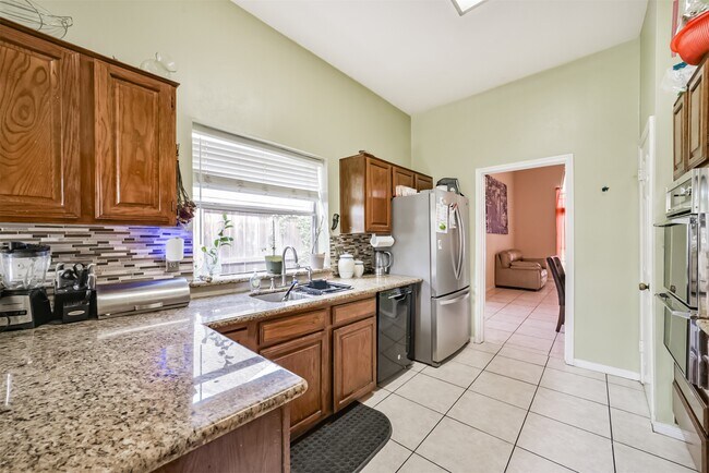 Building Photo - 15519 Montesa Dr