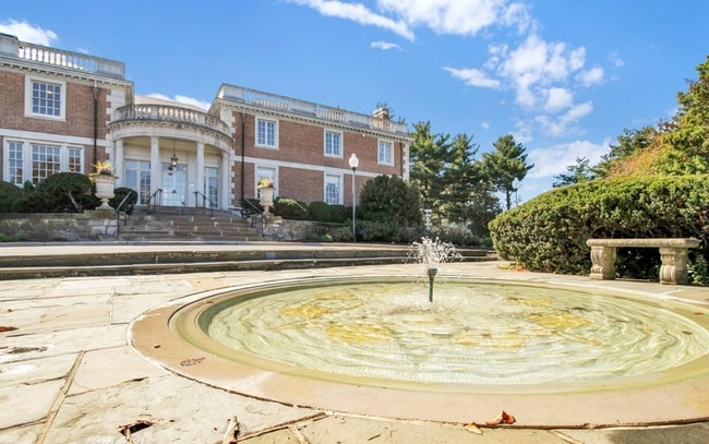 Building Photo - Bright Top-Floor 2BR Condo with Balcony in Parkside Community