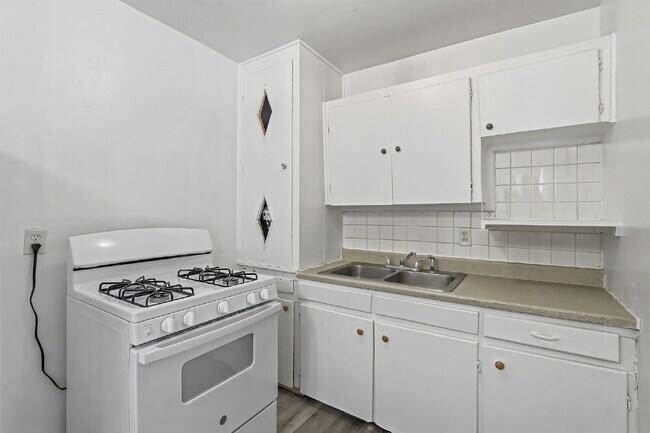 Building Photo - 79904$600 rent. Water and trash included in this 1 bedroom 1 bath apartment.