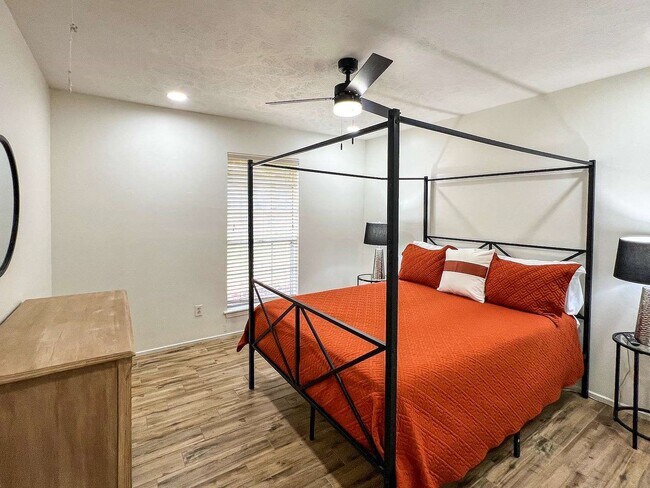 Building Photo - 2012 E Lacey Oak Cir