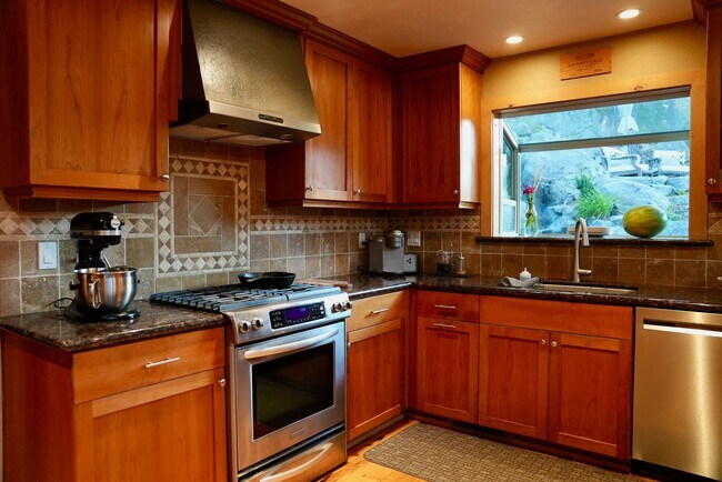 Building Photo - Nice house in Stateline available September 1st!