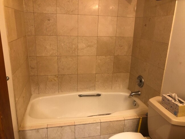 Building Photo - Large Lincoln Park 2 Bed, 2 Bath Duplex