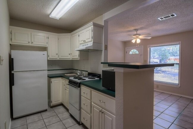 Building Photo - 1615 Westmoor Dr