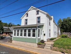 Building Photo - 513 E Walnut St