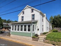 Building Photo - 513 E Walnut St