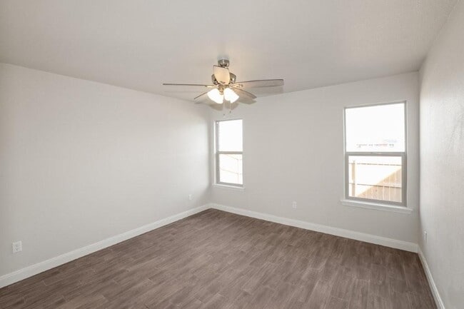 Building Photo - 7627 Woodford Ave