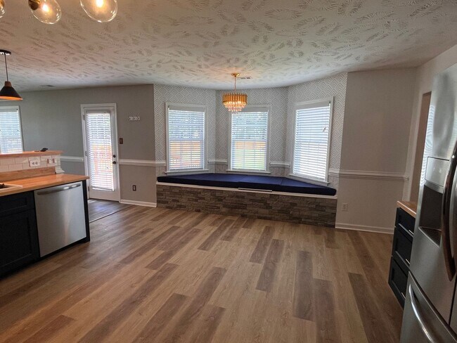 Building Photo - Avail NOW'n ROCK CREEK!